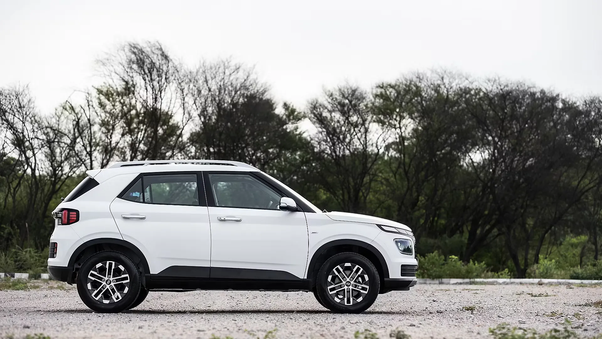 venuehyundaivenuerightsideview